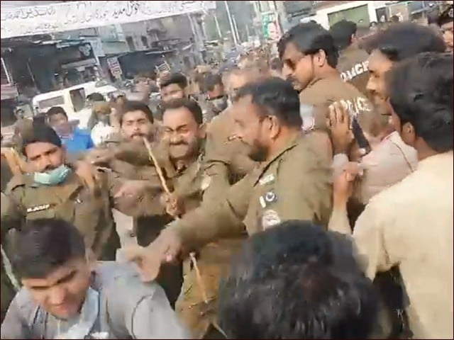 WATCH: Punjab police ‘thrash’ journalists covering PTI’s long march in Kamoke