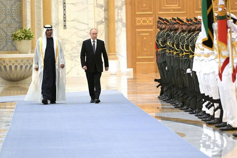 russia s putin meets saudi crown prince in whirlwind gulf visit