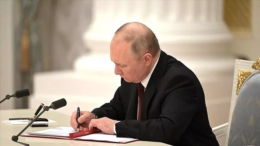 putin signs decree to pay families of russian soldiers killed in ukraine war photo anadolu agency putin signs decree to pay families of russian soldiers killed in ukraine war photo anadolu agency