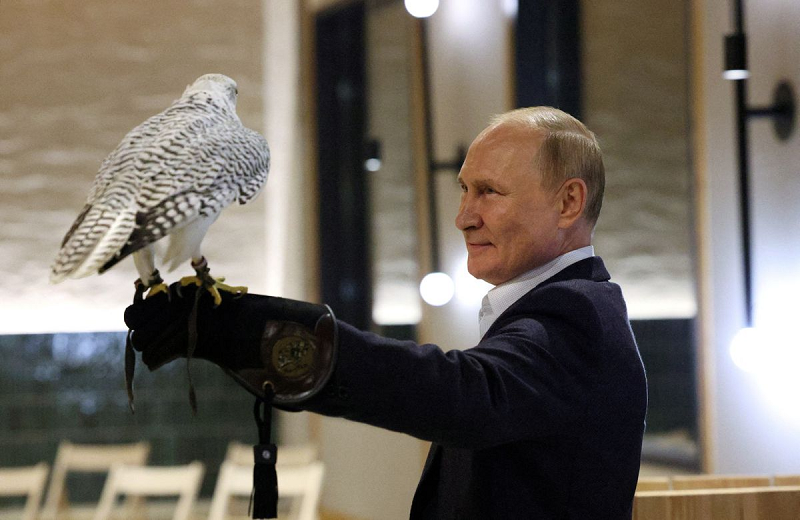 russian president vladimir putin attends a meeting with ornithologists and members of the kamchatka falcon breeding centre in the region of kamchatka russia september 5 2022 photo reuters