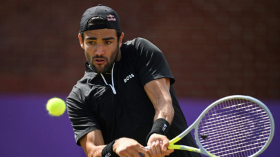 reigning queen s champion berrettini into last eight