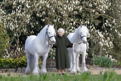 queen elizabeth s 96th birthday marked with gun salute new photograph queen elizabeth s 96th birthday marked with gun salute new photograph