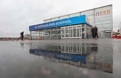 dutch say 14 air passengers from south africa with omicron were vaccinated