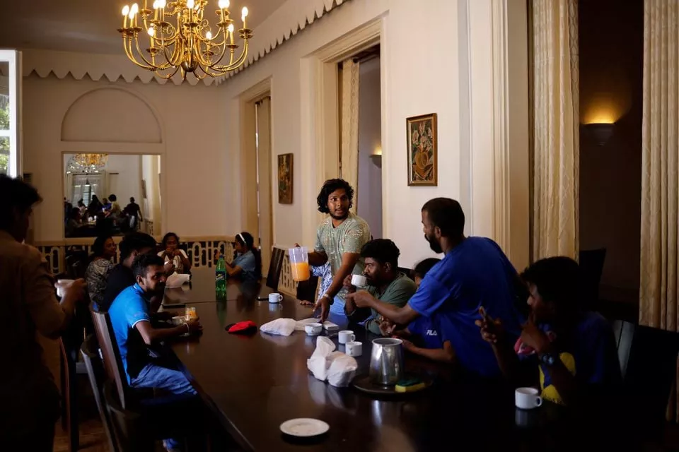 people eat breakfast inside a conference hall at the president s house after president gotabaya rajapaksa fled amid the country s economic crisis in colombo sri lanka july 14 2022 reuters people eat breakfast inside a conference hall at the president s house after president gotabaya rajapaksa fled amid the country s economic crisis in colombo sri lanka july 14 2022 reuters