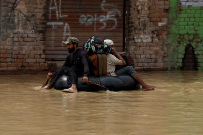 pakistan floods force tens of thousands from homes overnight