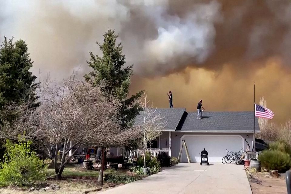 Photo of Fierce winds drive wildfires in U.S. Southwest By Andrew Hay