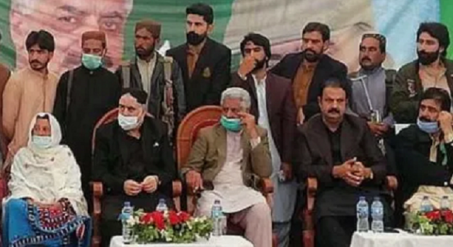 disgruntled pml n leaders qadir baloch and sanaullah zehri announcing resignation at a workers convention in quetta photo app disgruntled pml n leaders qadir baloch and sanaullah zehri announcing resignation at a workers convention in quetta photo app