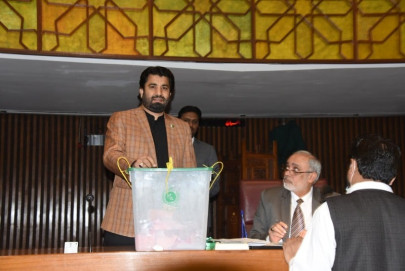 suri vows to resolve dispute between cm kamal pti suri vows to resolve dispute between cm kamal pti