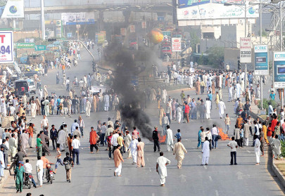 qayyumabad theft of akhtar colony water leads to protest