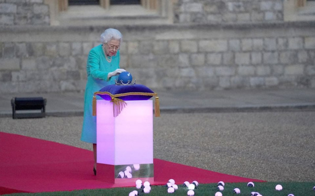britain s queen elizabeth leads the lighting of the principal jubilee beacon as part of platinum jubilee celebrations at windsor castle britain june 2 2022 photo reuters file britain s queen elizabeth leads the lighting of the principal jubilee beacon as part of platinum jubilee celebrations at windsor castle britain june 2 2022 photo reuters file
