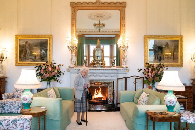 britain s queen elizabeth waits in the drawing room before receiving liz truss for an audience where she invited the newly elected leader of the conservative party to become prime minister and form a new government at balmoral castle scotland britain september 6 2022 photo reuters britain s queen elizabeth waits in the drawing room before receiving liz truss for an audience where she invited the newly elected leader of the conservative party to become prime minister and form a new government at balmoral castle scotland britain september 6 2022 photo reuters