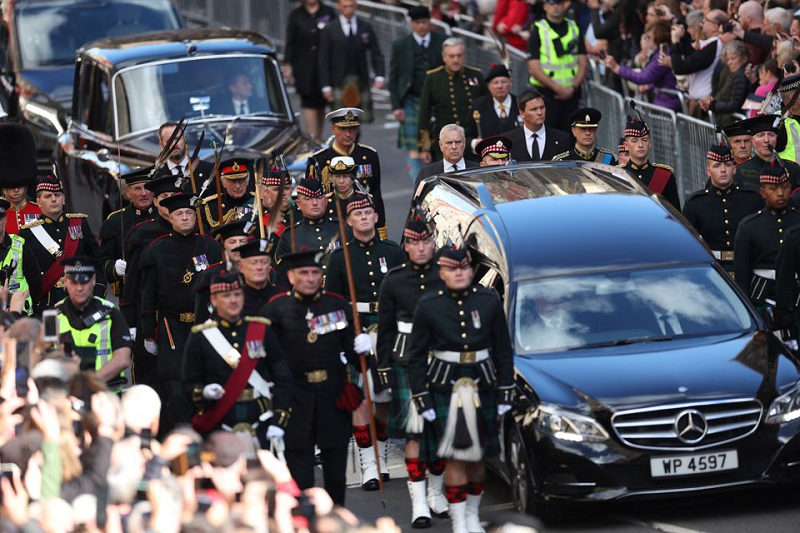 Photo of In solemn procession, Queen Elizabeth's coffin is taken through Edinburgh