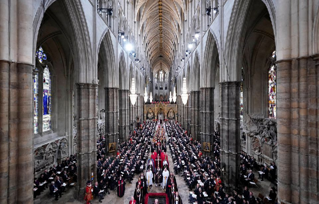 queen elizabeth s coffin lowered into vault ahead of private burial queen elizabeth s coffin lowered into vault ahead of private burial