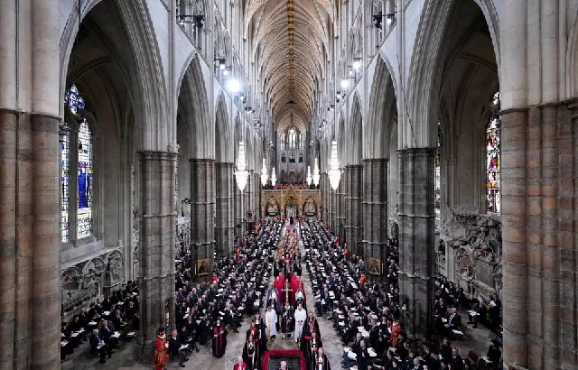 queen elizabeth s coffin lowered into vault ahead of private burial queen elizabeth s coffin lowered into vault ahead of private burial