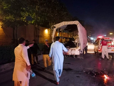 two policemen martyred 21 others injured in blast near quetta s serena hotel