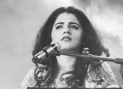 quratulain balouch pays homage to faiz ahmed faiz with a cover of aaj bazar mein quratulain balouch pays homage to faiz ahmed faiz with a cover of aaj bazar mein