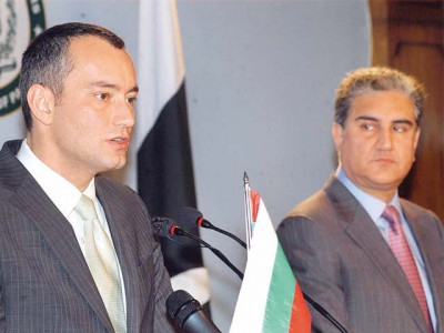 extending support pakistan ready to train afghan national army says fm