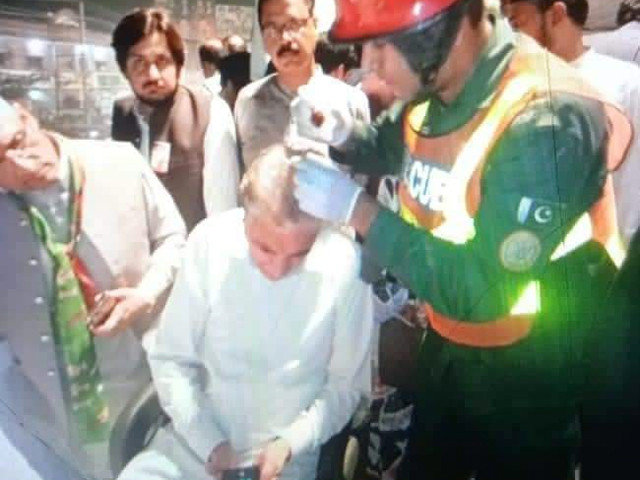 Qureshi receives minor head injury during PTI’s long march