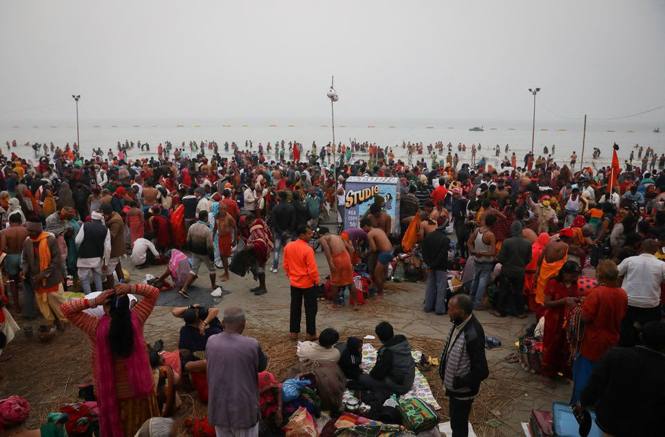 hindu pilgrims gather to take a dip at the confluence of the river ganges and the bay of bengal on the occasion of makar sankranti festival at sagar island amidst the spread of the coronavirus disease covid 19 in the eastern state of west bengal india january 14 2022 photo reuters