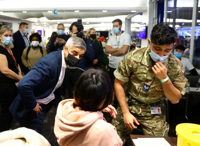 mayor of london sadiq khan visits a coronavirus disease covid 19 pop up vaccination centre at chelsea football ground stamford bridge in london britain december 18 2021 photo reuters mayor of london sadiq khan visits a coronavirus disease covid 19 pop up vaccination centre at chelsea football ground stamford bridge in london britain december 18 2021 photo reuters
