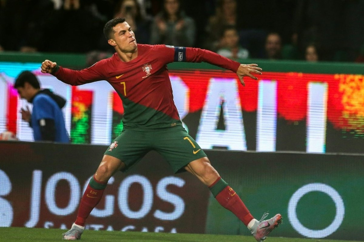 Ronaldo breaks men's international caps record