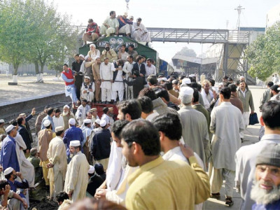 railway workers resume duties after payment of salaries