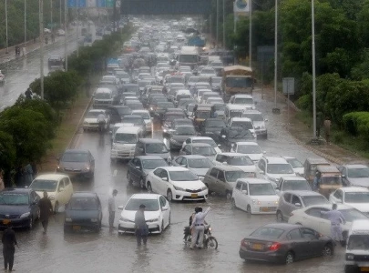 rain cold send karachiites rushing home early