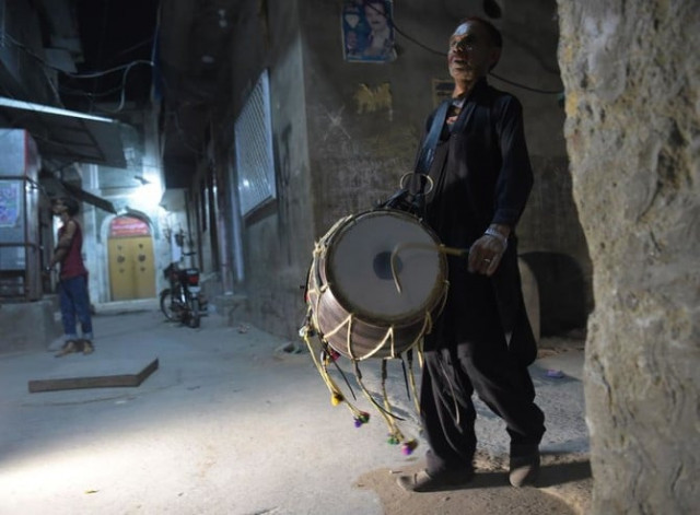 lal hussain 66 ramazan drummer beats his drum as he makes calls at doors at bani an old residential area in rawalpindi photo afp lal hussain 66 ramazan drummer beats his drum as he makes calls at doors at bani an old residential area in rawalpindi photo afp