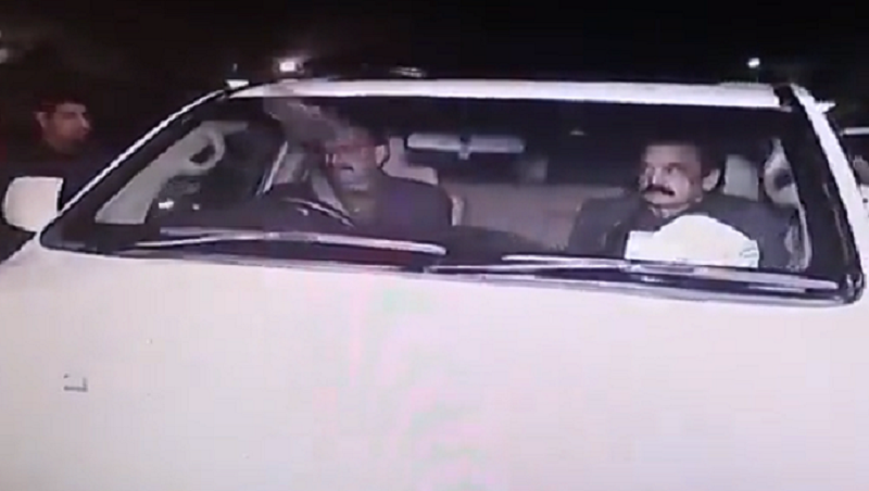 پی اے کے باہر رانا ثناء اللہ کی گاڑی پر جوتا پھینکا گیا۔  ایکسپریس ٹریبیون