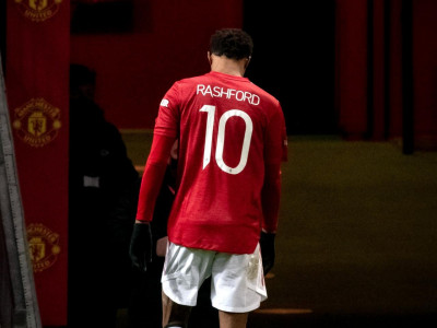 man utd forward rashford to have knee scan