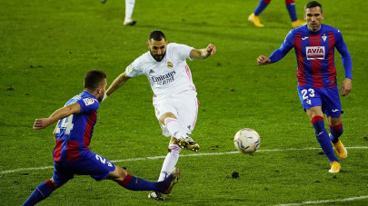 benzema helps real win fifth game in a row benzema helps real win fifth game in a row