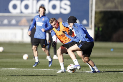 ancelotti in the spotlight as real face chelsea