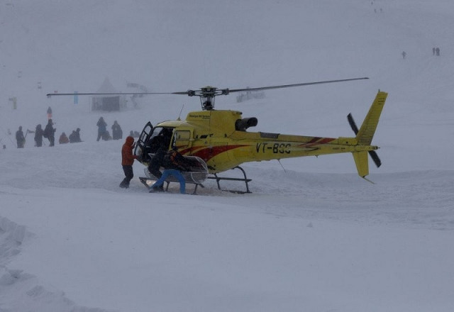 a rescue team pick up a trolley from a helicopter to airlift the body of a foreign skier in the ski resort of gulmarg in iiojk february 22 2024 photo reuters a rescue team pick up a trolley from a helicopter to airlift the body of a foreign skier in the ski resort of gulmarg in iiojk february 22 2024 photo reuters