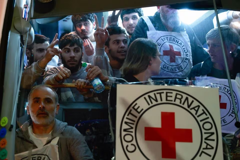 Released Palestinian prisoners leave the Israeli military prison, Ofer, in Ramallah in the Israeli-occupied West Bank November 26, 2023. PHOTO: REUTERS