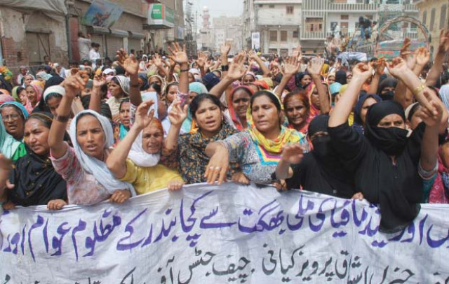 forcible evacuation authorities unmoved as katcha bunder residents protest