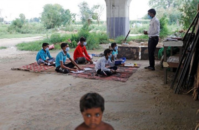graduate teaches children in delhi slum without access to online learning graduate teaches children in delhi slum without access to online learning