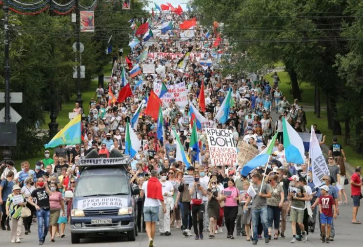 people take part in an anti kremlin rally in support of former regional governor sergei furgal arrested on murder charges in the far eastern city of khabarovsk russia august 22 2020 reuters file people take part in an anti kremlin rally in support of former regional governor sergei furgal arrested on murder charges in the far eastern city of khabarovsk russia august 22 2020 reuters file