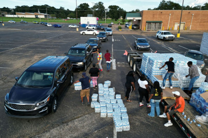 as mississippi capital endures fourth day without water aid trickles in as mississippi capital endures fourth day without water aid trickles in