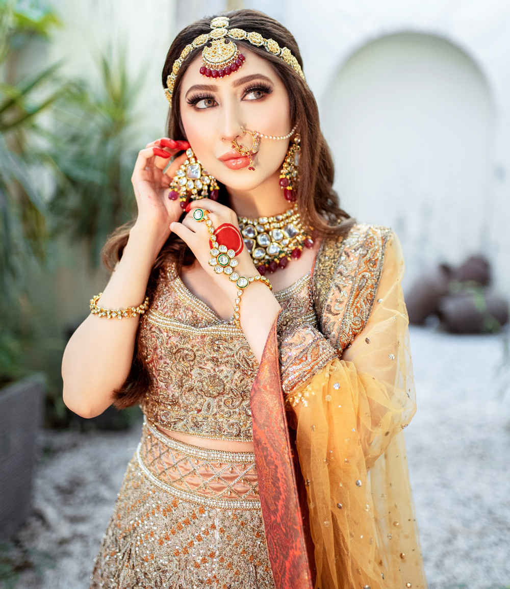 Bride-to-be Mansi Srivastava looks stunning at her mehendi ceremony | India  Forums