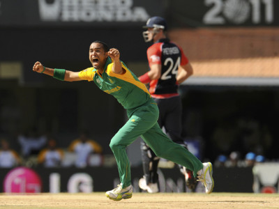 peterson hails south african bowlers