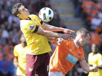 arsenal keep title bid alive