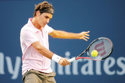 federer beats chela at toronto masters