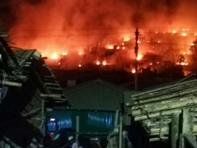 a fire at a rohingya refugee camp in bangladesh raced through shelters leaving more than 5 000 people homeless photo afp