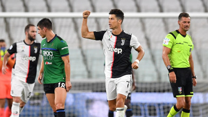 ronaldo s penalty double edges juve closer to title in atalanta draw