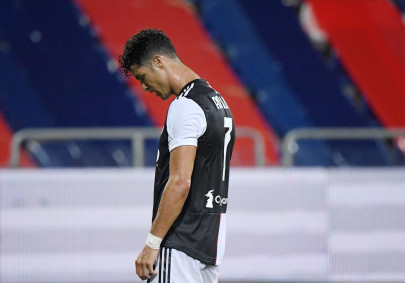 juve lose to cagliari as ronaldo s golden boot hopes fade