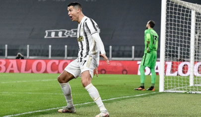evergreen ronaldo lifts juventus to third in serie a napoli sink in genoa