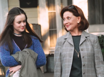 kelly bishop reveals her favorite of rory s boyfriends in gilmore girls kelly bishop reveals her favorite of rory s boyfriends in gilmore girls