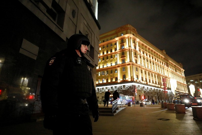 a security officer blocks a street near the federal security service fsb building in moscow photo reuters