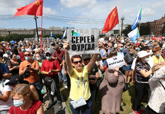 people take part in an anti kremlin rally in support of former regional governor sergei furgal arrested on murder charges in the far eastern city of khabarovsk russia august 8 2020 the placard reads i am we are sergei furgal photo reuters