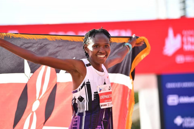 ruth chepngetich of kenya celebrates after finishing first in the women s race setting a new world record at 2 09 56 during the chicago marathon at grant park on october 13 2024 in chicago il usa photo reuters ruth chepngetich of kenya celebrates after finishing first in the women s race setting a new world record at 2 09 56 during the chicago marathon at grant park on october 13 2024 in chicago il usa photo reuters